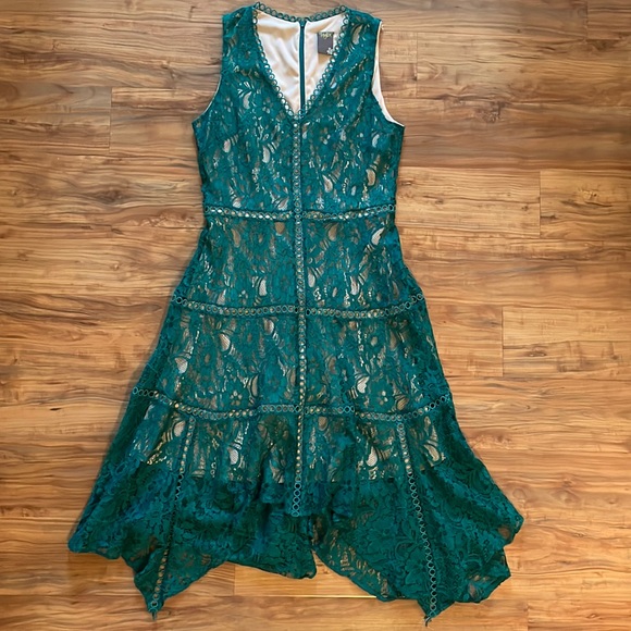 Green lace dress with scalloped neckline- Taylor - Picture 2 of 5